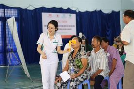 Bệnh viện 199 khám, cấp thuốc miễn phí cho người lao động tiếp xúc môi trường độc hại