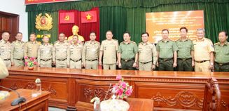 Công an tỉnh Takeo thăm và chúc Tết Công an tỉnh An Giang