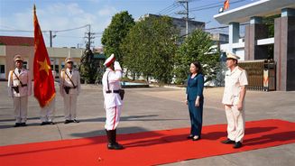 Phó Chủ tịch nước Võ Thị Ánh Xuân thăm, làm việc và chúc Tết Công an tỉnh Long An