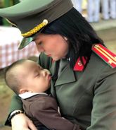 Phụ nữ Công an Hà Tĩnh nhận đỡ đầu 2 con của Đại úy Trần Trung Hiếu