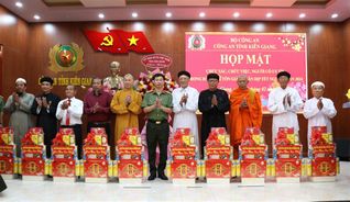 Họp mặt chức sắc, chức việc, người có uy tín tiêu biểu trong dân tộc, tôn giáo nhân dịp Tết Nguyên đán Giáp Thìn