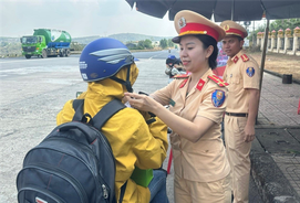 Phát mũ bảo hiểm đạt chuẩn, đồng hành cùng người dân an toàn giao thông dịp Tết