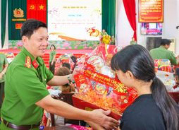 Xuân yêu thương cùng em vui Tết 2024