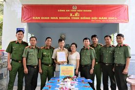 Tặng nhà Nghĩa tình đồng đội cho gia đình Liệt sĩ Công an nhân dân