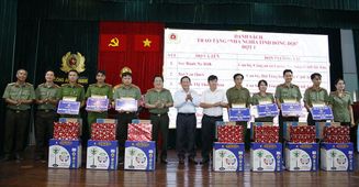 Công an tỉnh An Giang trao tặng 35 căn nhà “Nghĩa tình đồng đội”