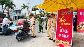 “Điểm dừng chân nghĩa tình” hỗ trợ người dân về quê đón Tết