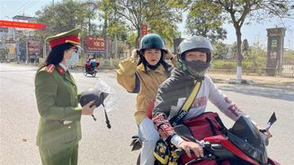 Ấm áp tình người trên đường hồi hương
