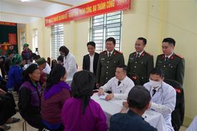 Khám bệnh, cấp phát thuốc miễn phí và tặng quà nhân dân xã vùng cao biên giới