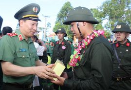 Thanh niên Vĩnh Long hăng hái lên đường nhập ngũ