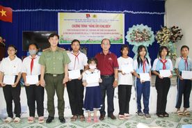 Tuổi trẻ Công an Sóc Trăng sôi nổi các hoạt động Chương trình “Nắng ấm vùng biên”
