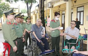 Khám bệnh, cấp phát thuốc và biểu diễn nghệ thuật tri ân các thương binh, bệnh binh, người có công