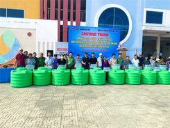 Vận động trao tặng 300 bồn chứa nước cho nhân dân vùng hạn, mặn