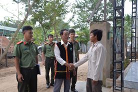 Người có uy tín đồng hành cùng lực lượng Công an giữ gìn an ninh, trật tự