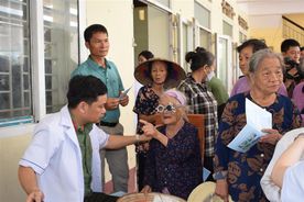 Khám, cấp thuốc miễn phí cho các gia đình có hoàn cảnh khó khăn xã Đoàn Đào, huyện Phù Cừ, tỉnh Hưng Yên