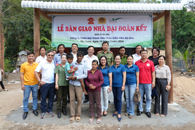 Trao nhà đại đoàn kết cho hộ đồng bào dân tộc thiểu số khó khăn