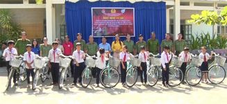 Thăm, tặng quà học sinh nghèo học giỏi