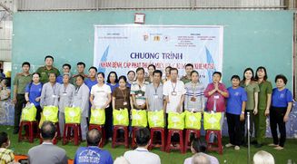 Khám bệnh, cấp phát thuốc miễn phí và trao quà tặng 250 người khiếm thị
