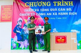 Thăm hỏi, động viên cán bộ được điều động, tăng cường cho Công an xã biên giới trọng điểm về an ninh, trật tự