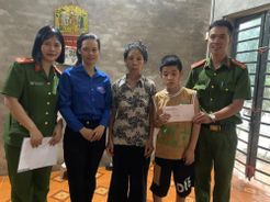 Công an thành phố Lào Cai tặng quà nhân ngày Quốc tế thiếu nhi cho các em học sinh khuyết tật, có hoàn cảnh khó khăn