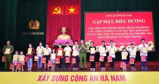 Công an Hà Nam tặng quà cho các cháu thiếu nhi nhân dịp Quốc tế thiếu nhi 1/6