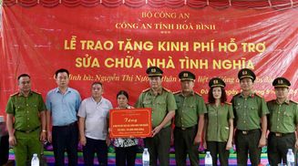 Hòa Bình: Trao kinh phí sửa chữa nhà tình nghĩa tặng gia đình liệt sĩ Công an nhân dân tại huyện Đà Bắc