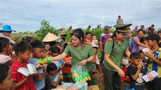 Công an Sóc Trăng  với Chương trình “Vòng tay yêu thương”
