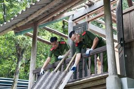 Hòa Bình: Hỗ trợ sửa chữa nhà tình nghĩa cho gia đình liệt sĩ Công an nhân dân