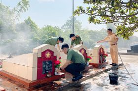Tuổi trẻ Công an thành phố Long Xuyên chăm sóc các phần mộ liệt sỹ tại Nghĩa trang liệt sỹ tỉnh An Giang
