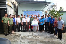 Ban Thanh niên Công an tỉnh Bình Dương bàn giao sửa chữa nhà Đại đoàn kết cho gia đình có hoàn cảnh khó khăn