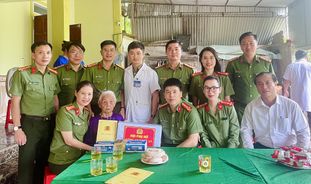 Công an tỉnh Nghệ An thăm hỏi, khám sức khỏe, tặng quà Mẹ Việt Nam Anh hùng