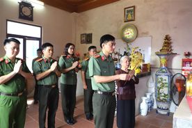 Công an tỉnh Bắc Giang tri ân, thăm hỏi các gia đình chính sách