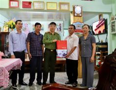 Công an tỉnh Đắk Nông thăm, tặng quà các gia đình chính sách nhân ngày Thương binh - Liệt sĩ 27/7