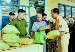 An Giang: Khám bệnh, cấp thuốc miễn phí và tặng quà người dân trên địa bàn thị trấn Óc Eo, huyện Thoại Sơn