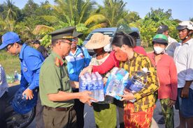 Công an tỉnh Cà Mau hỗ trợ nước ngọt cho người dân vùng khô hạn