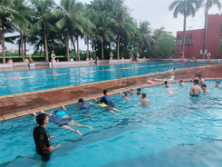 Công an tỉnh Hưng Yên mở lớp dạy bơi miễn phí cho trẻ em