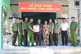 Công an tỉnh Trà Vinh bàn giao nhà nghĩa tình đồng đội