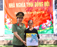 Công an tỉnh Kon Tum trao tặng “Nhà nghĩa tình đồng đội”