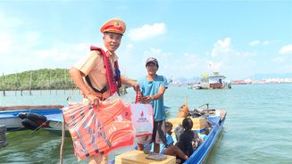 Tặng áo phao, nhu yếu phẩm cho bà con ngư dân