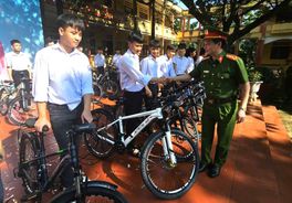 Công an tỉnh Lao Cai tặng 180 xe đạp cho các em có hoàn cảnh khó khăn vươn lên trong học tập