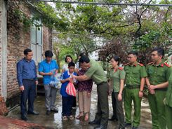 Hải Dương: Thăm, tặng quà Trung thu cho trẻ em bị ảnh hưởng của cơn bão số 3