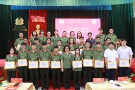 Phụ nữ Bộ Công an tặng quà Trung thu cho học sinh Lào và trẻ em dân tộc thiểu số