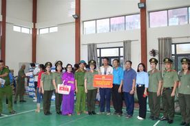 Đoàn Thanh niên, Hội Phụ nữ, Công đoàn CAND tặng quà nhân dân và cán bộ, chiến sĩ vùng lũ lụt tại Lào Cai