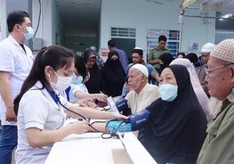 An Giang: Khám bệnh, cấp thuốc miễn phí và trao quà tặng 300 người dân huyện An Phú