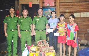 Trao tặng quà hỗ trợ 3 chị em mồ côi ở xã Quảng Sơn huyện Đắk Glong, tỉnh Đắk Nông