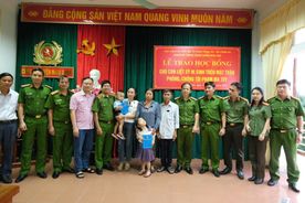 Trao học bổng "Thắp sáng ước mơ” tặng con Liệt sĩ Trần Trung Hiếu