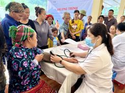 Tuyên Quang: Khám chữa bệnh, cấp phát thuốc miễn phí cho các gia đình chính sách