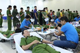 Cán bộ, chiến sĩ Công an tỉnh Bình Dương hiến máu tình nguyện