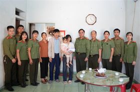 Cao Bằng: Trao kinh phí hỗ trợ thân nhân các gia đình cán bộ, chiến sĩ bị tử nạn bởi cơn bão số 3