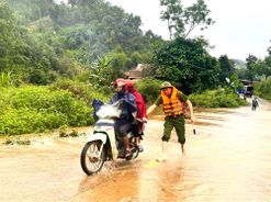 Hỗ trợ nhân dân khắc phục thiệt hại do mưa bão gây ra