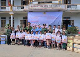 “Chắp cánh ước mơ” cho học sinh vùng biên giới